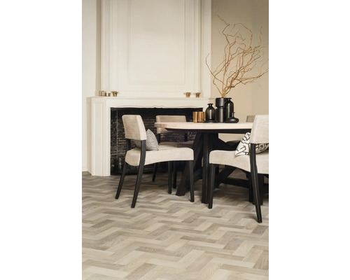 Esszimmer mit Esstisch, Stühlen, Dekoration und Fischgrätparkett