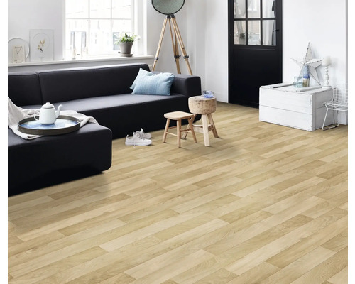 Wohnzimmer mit hellem Holzfußboden, Sofa und Dekorationen für ein helles Ambiente.