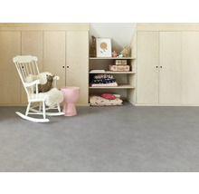 Kinderzimmer mit Regalen, Schrank und Schaukelstuhl