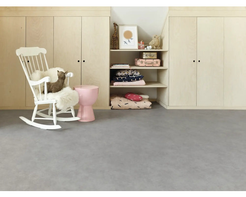 Kinderzimmer mit Regalen, Schrank und Schaukelstuhl