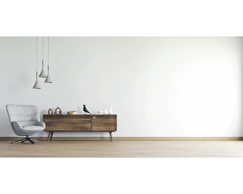 Wohnzimmer mit Sessel, Kommode und Pendelleuchten