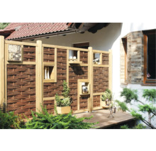 Sichtschutzzaun aus Holz und Weide mit Dekorationselementen im Garten