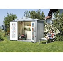 Metall Gerätehaus mit geöffneten Türen, Rasenmäher und Regalen im Garten