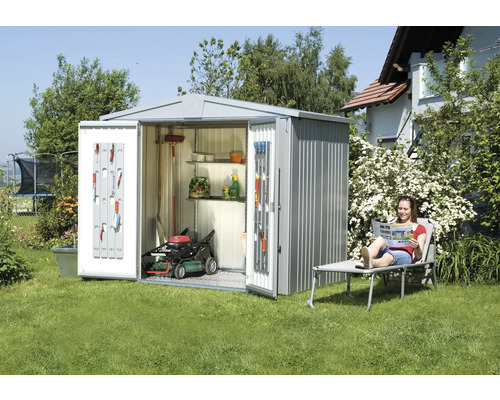 Metall Gerätehaus mit geöffneten Türen, Rasenmäher und Gartenwerkzeug im Garten.