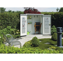 Garten mit Gerätehaus, Gartenmöbeln und Pflanzen