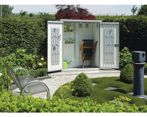 Garten mit Gerätehaus, Gartenmöbeln und Pflanzen