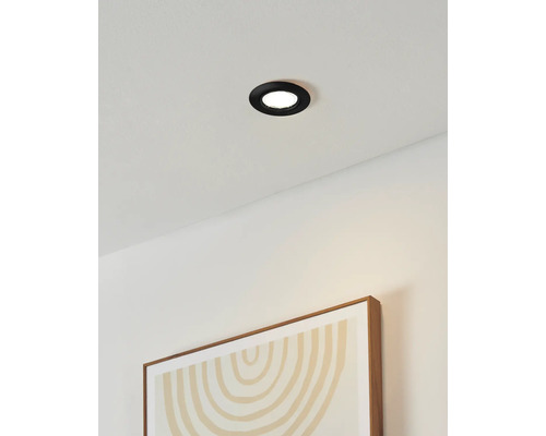 Deckeneinbaustrahler in einem Raum mit einem Bild an der Wand