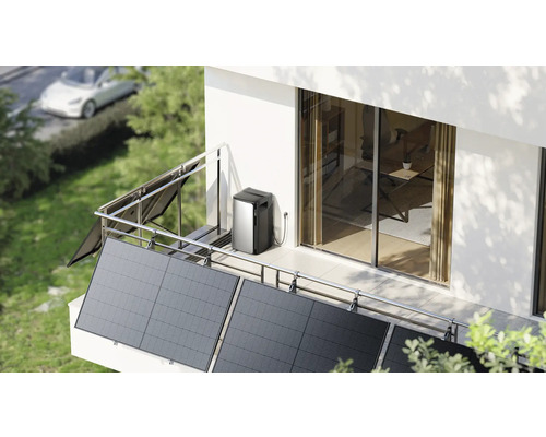 Balkonkraftwerk mit Solarmodulen und Energiespeicher auf einem Balkon