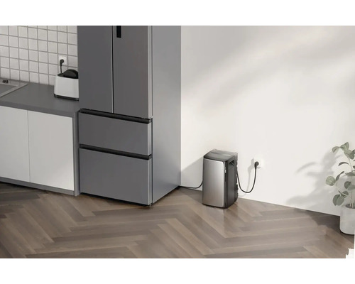 Innenraumszene mit Kühl-Gefrierkombination und tragbarem Klimagerät