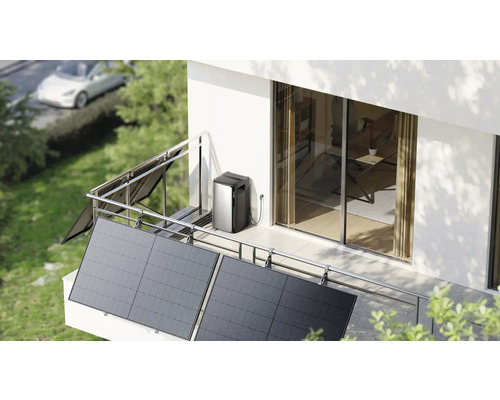 Balkonkraftwerk mit zwei Solarmodulen und Energiespeicher auf einem Balkon.