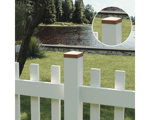 Dekorative weiße Gartenzaunansicht mit brauner Pfostenabdeckung