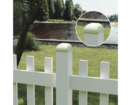 Weißer Gartenzaun mit Fluss im Hintergrund