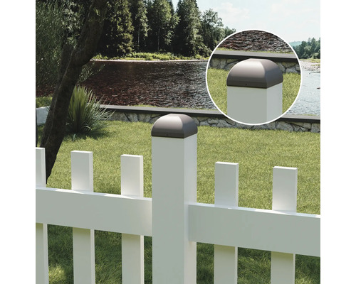 Weißer Zaun mit Zaunpfosten und Abdeckung im Garten