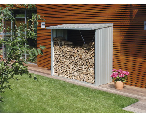 Holzlager aus Metall gefüllt mit Brennholz im Garten