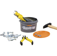 Werkzeugeimer mit Schraubenschlüssel, Hammer, Zange, Schrauben und Muttern