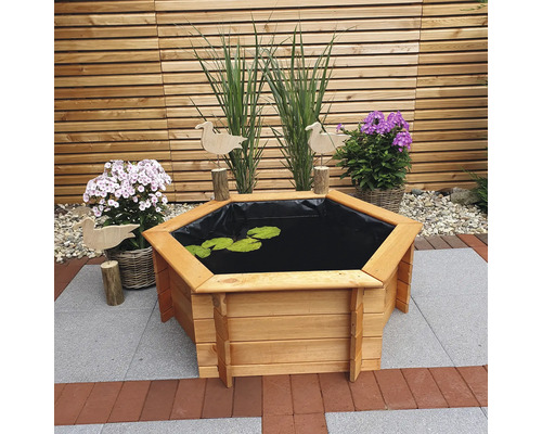Dekorativer Holz-Gartenteich mit Seerosenblättern und Pflanzen