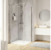 Badezimmer mit Duschkabine, Waschbecken, Spiegel und Holzfußboden.