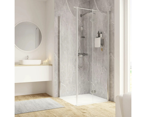 Badezimmer mit Duschkabine, Waschbecken und Spiegel