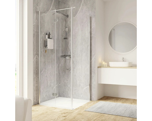 Badezimmer mit Duschkabine, Waschtisch und Spiegel