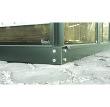 Detailansicht eines Vitavia Gewächshauses mit Aluminiumrahmen und Schraubenbefestigung auf Steinboden.