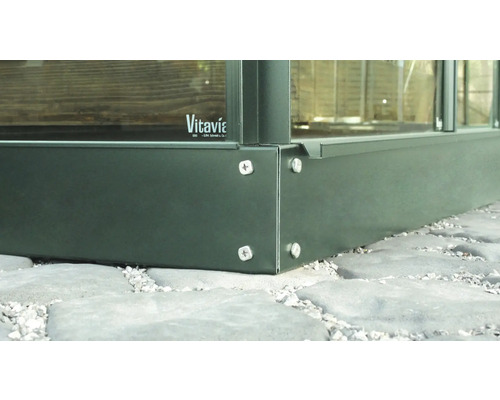 Detailansicht eines Gewächshauses mit Metallrahmen und Verschraubungen