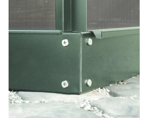 Detailansicht einer Gewächshaus-Ecke mit Schraubenbefestigung