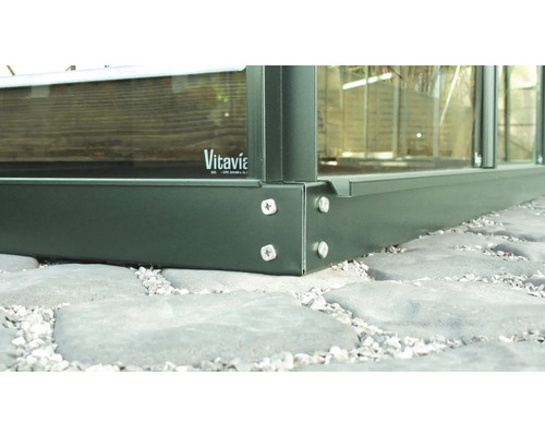 Detailansicht eines Gewächshauses aus Metall und Glas mit Vitavia Logo.