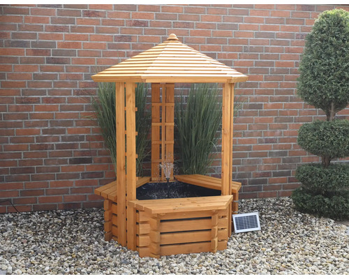 Holzbrunnen mit Dach und Solarpanel für den Garten