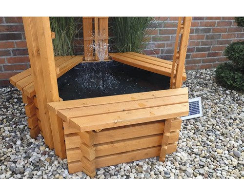 Holzbrunnen mit Solarpanel und Wasserspiel für den Garten
