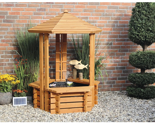Holzbrunnen mit Dach, Teich, Solarpanel und Dekoration im Garten