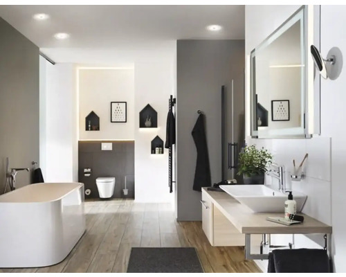 Modernes Badezimmer mit Badewanne, Waschtisch, Spiegel und Holzfußboden