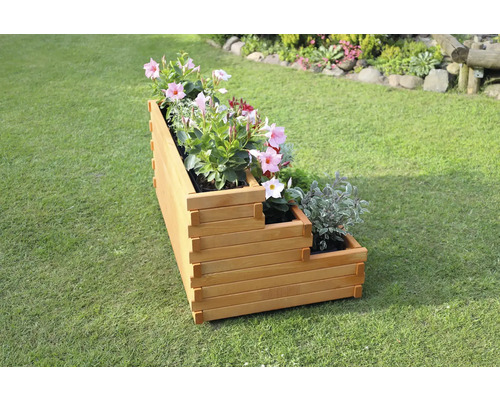 Holzpflanzkasten mit Blumen auf einer Rasenfläche