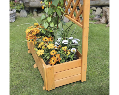 Blumenkasten aus Holz mit Rankgitter und bunten Blumen auf einer Rasenfläche