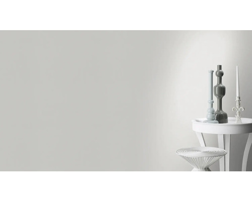 Dekorative Tischszene mit zwei Vasen und Kerzenhalter auf einem Beistelltisch