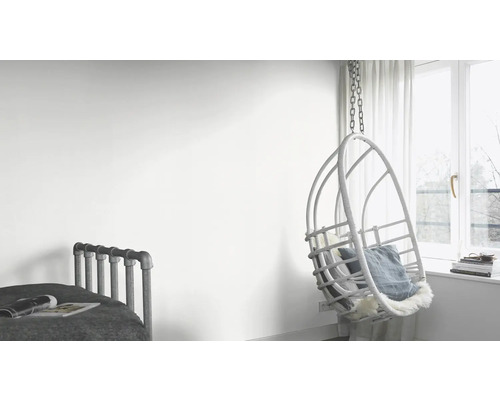 Helles Zimmer mit Bett und Hängekorbsessel am Fenster