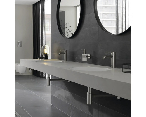 Modernes Badezimmer mit Doppelwaschbecken, Armaturen, runden Spiegeln und grauen Fliesen