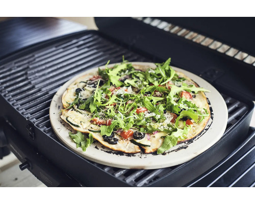 Pizza auf Pizzastein auf einem Grill