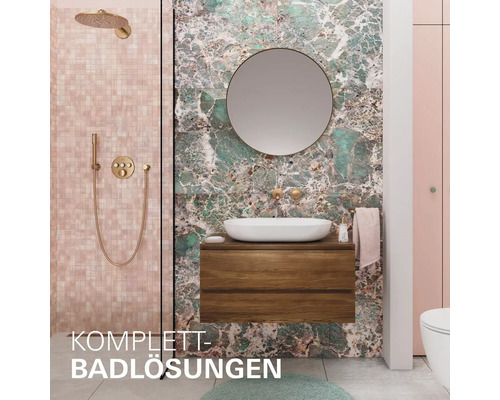 Helles Badezimmer mit Dusche, Waschtisch, Spiegel und Marmorfliesen