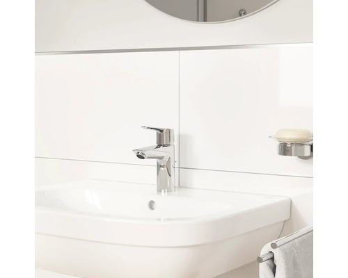 Badezimmer Waschbecken mit Armatur, Seifenschale und Handtuchhalter