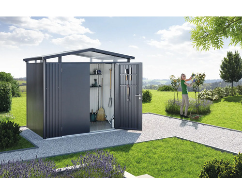 Gartenszene mit offenem Metall Gerätehaus und Frau bei Gartenarbeit