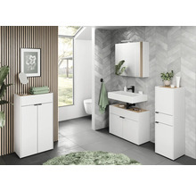 Badezimmer mit Waschtisch, Spiegelschrank und Hochschränken in hellem Design.