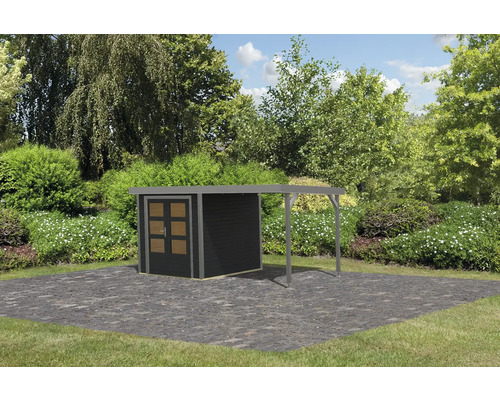 Gartenhaus mit Anbau vor grüner Kulisse.