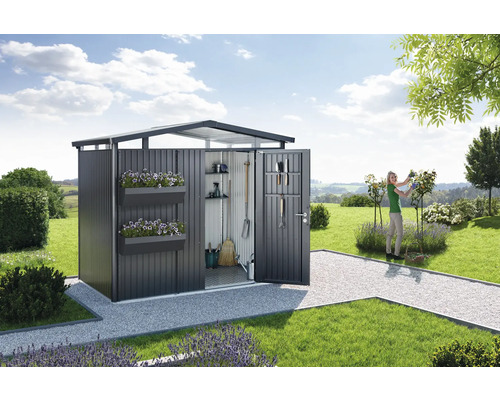 Offener Geräteschuppen im Garten mit Regalen, Blumenkästen und Gartengeräten