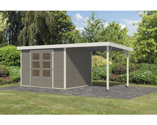 Gartenhaus mit Anbau auf gepflasterter Fläche vor Bäumen