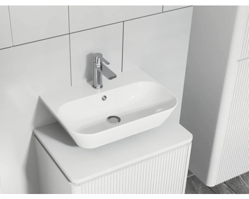 Modernes Badezimmerwaschbecken mit Armatur auf einem Waschtisch mit Rillenstruktur.