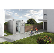 Metall Gerätehaus mit geöffneter Tür, Kind auf Fahrrad und Frau im Garten