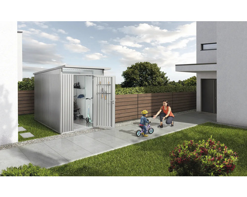 Metall Gerätehaus mit geöffneter Tür, Kind auf Fahrrad und Frau im Garten