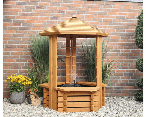 Holzbrunnen mit Dach und Wasserfontäne im Garten