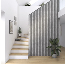 Heller Flur mit Treppe, Wandverkleidung aus Holzlamellen und Zimmerpflanzen.