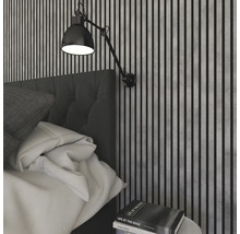 Schlafzimmer mit Wandpaneelen, Bett und Wandleuchte